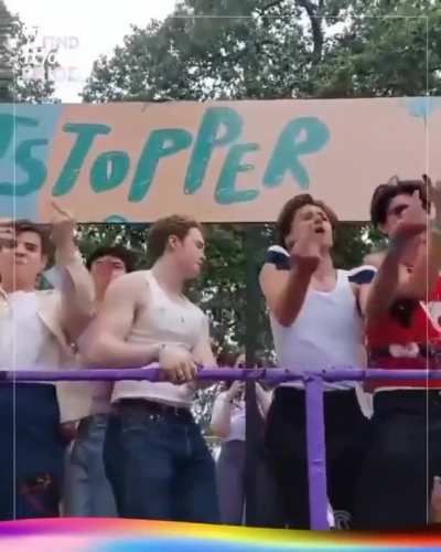 &acirc;Heartstopper&acirc; cast give middle finger to anti-LGBTQ+ protesters at London Pride.