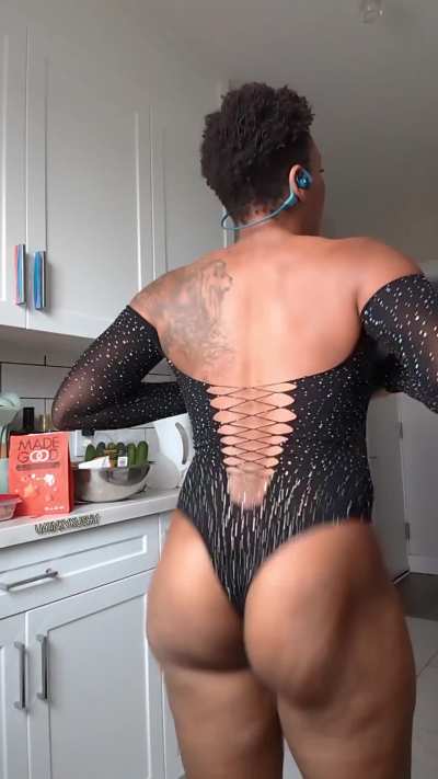 Kira (@kinky.kushy)