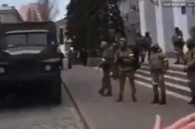 The ukrainians are yelling "return home" at russian troopers who have taken the city of berdyansk, ukraine. 🐶