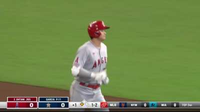 [Highlight] Ohtani hits his 34th home run of the season after picking up his 12th win on the mound last night!