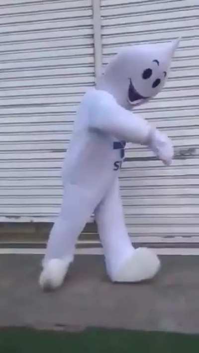 "Z&eacute; Gotinha", mascot of Brazilian Health Care System (aka. SUS) dancing Fuleragem, from MC WM (Brazilian funk).