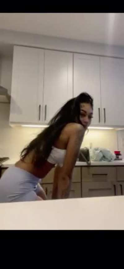 ︎