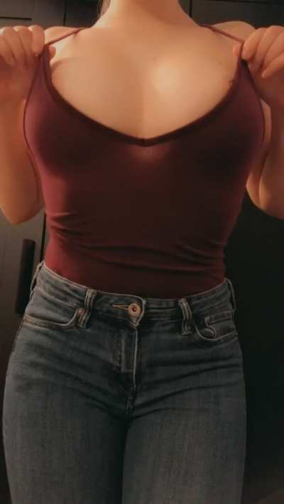 Didn't wear a bra yesterday and people were staring 👀 (Reveal)