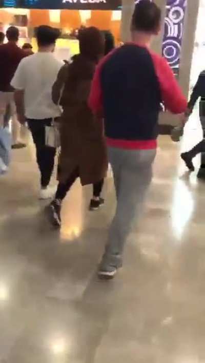 T&uuml;rk Kadının Videosunu &Ccedil;eken M&uuml;lteci'nin Darp Edilişi