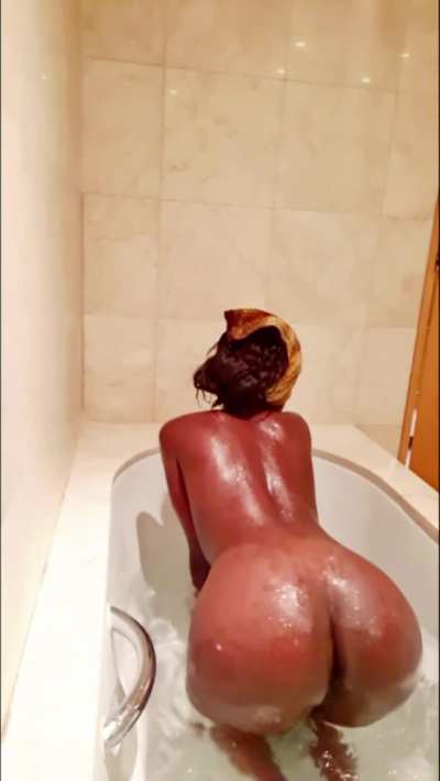 I'd spend hours in the tub just splashing around 😅☺