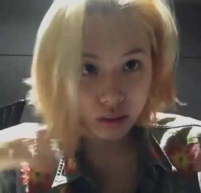 200714 - Chaeyoung showing her fresh haircut