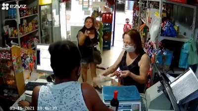 Una clienta fue a comprar cigarrillos comunes sueltos y atacó a la empleada extranjera que le contestó que solo tenía mentolados.