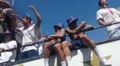 [HACE INSTANTES] Una persona le erró al micro de la Scaloneta tirándose desde el puente, cayó y perdió la vida