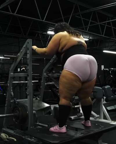 Shawty got an ass on her.. 🏋️‍♀️