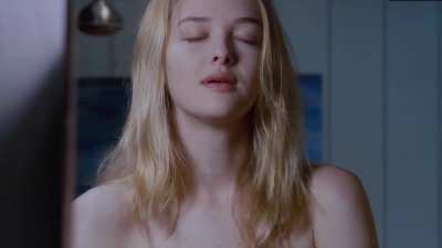 Jess Weixler admiring her plot in Teeth (2007)