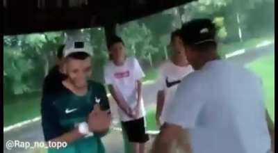 Mc Zeus joga um raio
