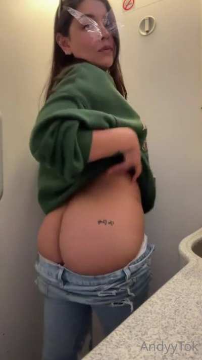 De traviesa en el ba&ntilde;o del avi&oacute;n ✈️ 😏🔥