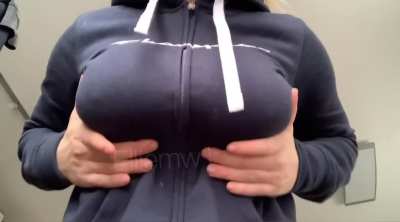 Unzipping my hoodie so I can reveal my D&rsquo;s