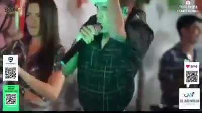 Do nada apare&ccedil;o na balada.