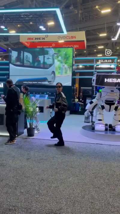 Woman does perfect "robot"