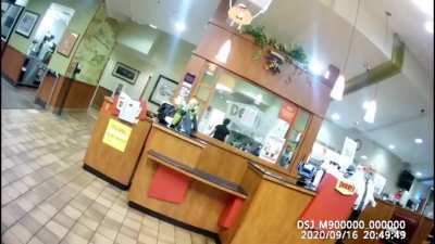Denny’s employee quits on the spot after being tired of dealing with anti-maskers.