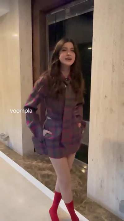 Lovely Shanaya Kapoor waiting for an elevator 👠