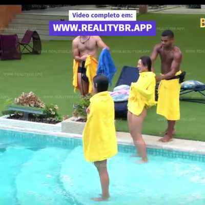 Beatriz, Alane e Isabelle pulando na piscina sem biquini