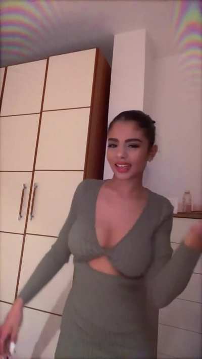 Lifting up my shirt to show you the goods