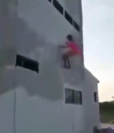 Cuando el alba&ntilde;il del barrio tiene buenos gustos.