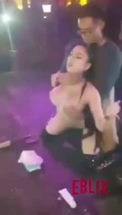 Clubda m&uuml;şterilere veren striptizciler