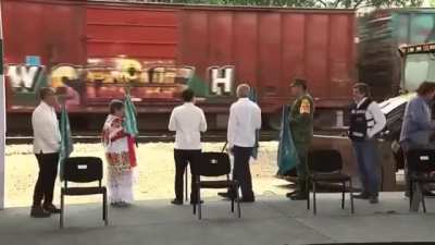 AMLO inaugurando el tren maya. No se r&iacute;an plis