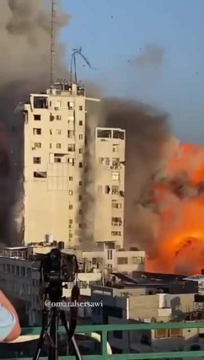 A Photo Journalist With Nerves Of Steel Documents The Israeli Airstrikes While Being In The Strike Zone