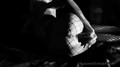 I love how the b&w of this clip highlights how the pussy lips grip the thick dildo