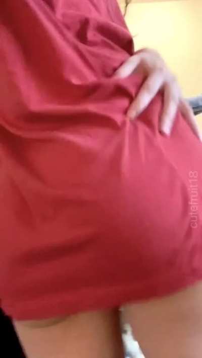 i&rsquo;m hiding some booty meat under this baggy shirt