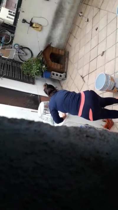 Yo s&eacute; que esto no tiene nada que ver con amy winos pero si a alguien le interesa ver a un (vecina) milf culona les dejo algo aqui