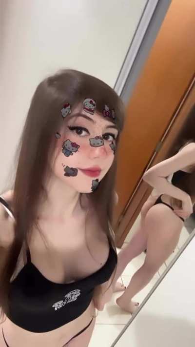Calcinha atoxada no meio da bunda. Imagina o cheiro de cu que esse fiozinho n&atilde;o deve ficar 🤤