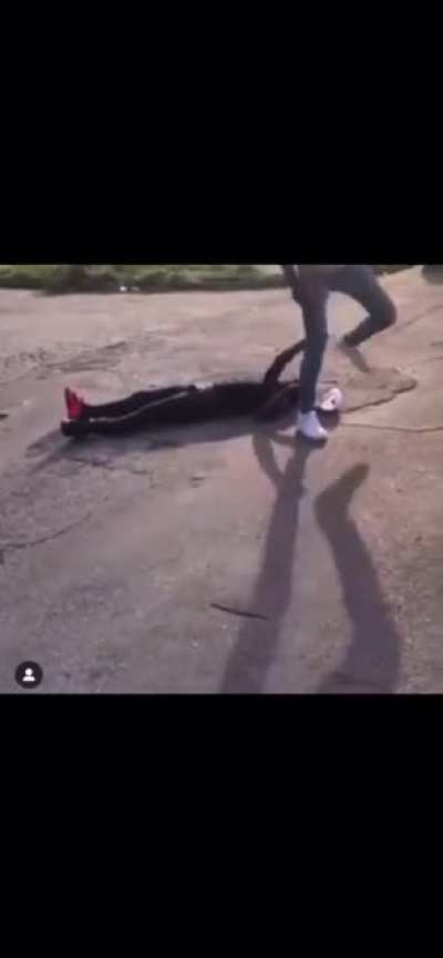 Man gets a good slam down and delivers a beating! Also gets his hat back!!