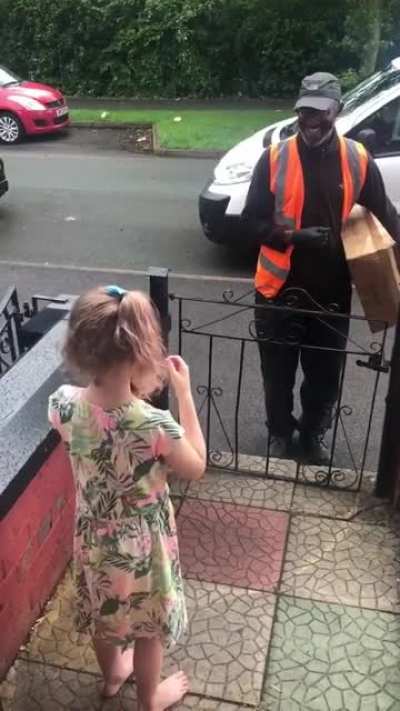 This little girl learned how to "Good morning" and Good day" from her deaf delivery driver.