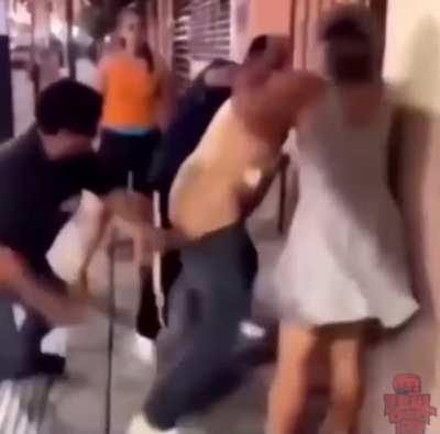 Guy gets his crack fingered mid fight