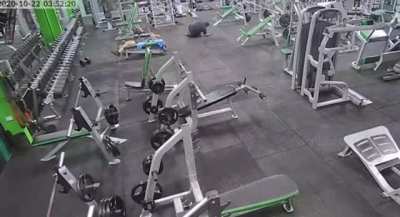 Guy &ldquo;trips&rdquo; and &ldquo;drops&rdquo; weight on innocent gymgoer