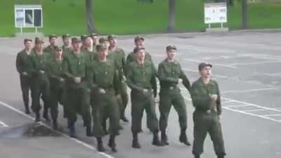 El bello canto de un ej&eacute;rcito es una de las cosas por las que pago el internet