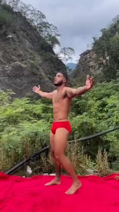 If you are fyne, and single and gay as hell….. drop it like it’s hot