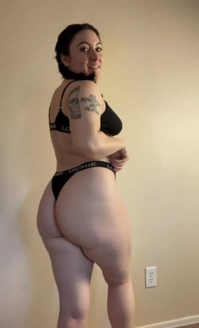 Anyone into alt curvy girls like me? 😊