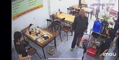 Một người đàn ông xàm sỡ cô gái trong quán