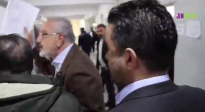 Askerimize kapıda itler saldırdı bu seferde sandık başında Sırrı Sakık denen it saldırıyor. Halkların demokrasi 31 cileri doğuda Asker oy kullanınca kudurmuş köpek gibi saldırıyor