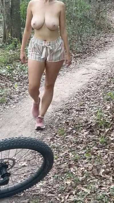 Let&rsquo;s go on a hike and get naughty!!