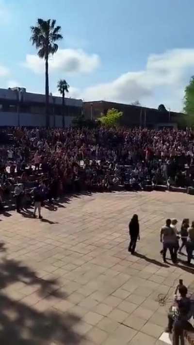 QUE GRANDE QUE SOS CÓRDOBA 🇦🇷 En la Asamblea de la Universidad Nacional de Río Cuarto, los estudiantes rechazaron la toma de la Universidad al grito de 