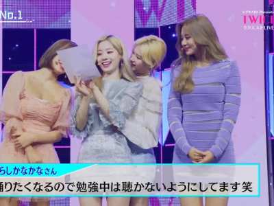 Sana helps Dahyun to read a text in Japanese (feat. Jihyo and Tzuyu)