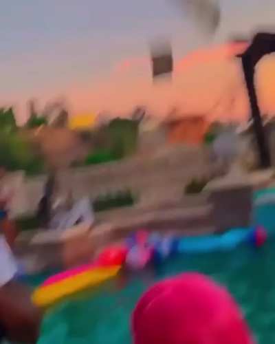Throwing that 🍑