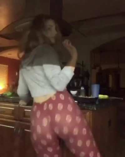 Haleigh Cox shaking her ass