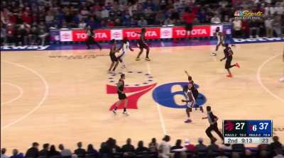 [Highlight] Harden finds the rolling Montrezl Harrell who goes up the ladder for the emphatic slam