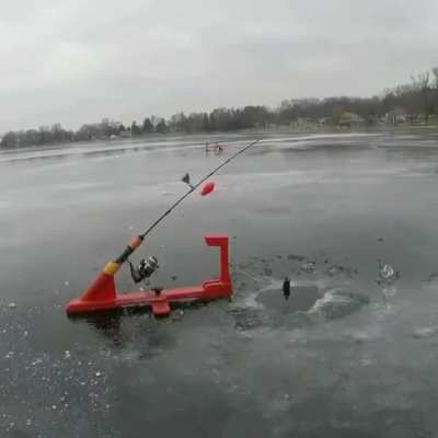 Auto ice fisher machine