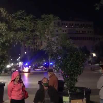 Барселонский дядька спокойно продолжает во время протеста