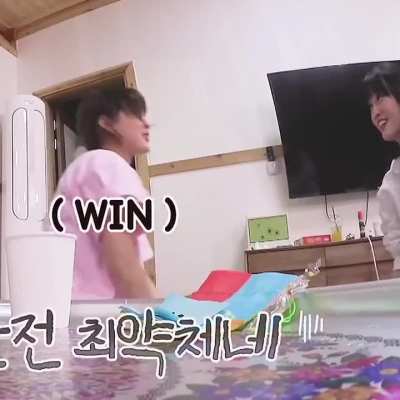 Momo &amp;amp; Jihyo arm wrestling