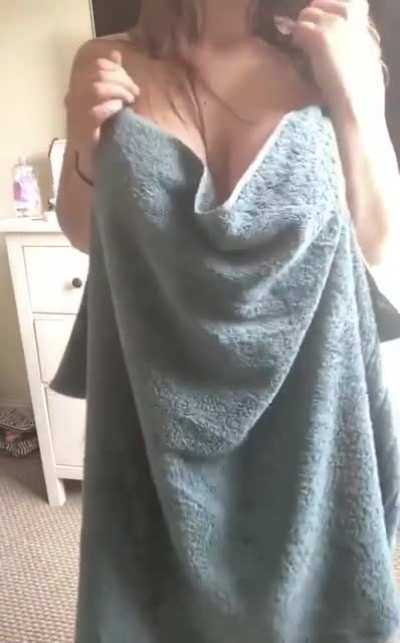 D&rsquo;you like what&rsquo;s hidden behind the towel?